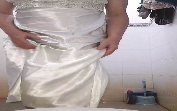 Crossdresser Asia mengenakan gaun tidur sutra panjang